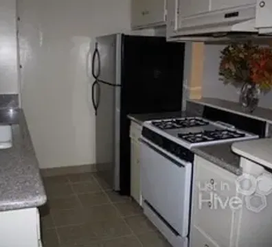 Large Unit on First Floor for Rent - North Hollywood, Los Angeles, CA, USA - $ 1,900