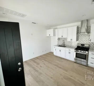 Back House for Rent - 15554 Saticoy St, Van Nuys, CA 91406, USA - $ 2,400