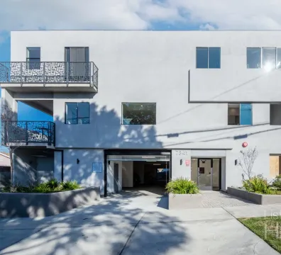 Modern Luxury: 3-Bedroom Apartment with Mountain Views - 7341 Valmont St unit 102, Tujunga, CA 91042, USA - $ 4,700