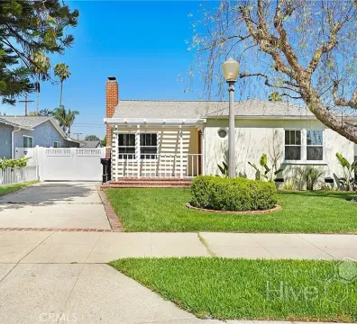 Beautifully renovated home in Van Nuys - 6722 Katherine Ave, Van Nuys, CA 91405, USA - $ 4,750