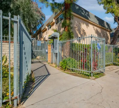 Very Spacious and Bright condo - 17123 Roscoe Blvd unit 2, Northridge, CA 91325, USA - $ 3,100