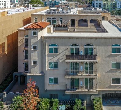 Apartment for Rent - 5044 Bakman Ave, North Hollywood, CA 91601, USA - $ 2,350